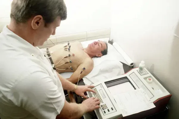 HOSTECH MEDICAL ELECTROCARDIOGRAPH HS – 300 DAN PERBEDAAN DENGAN JENIS LAINNYA