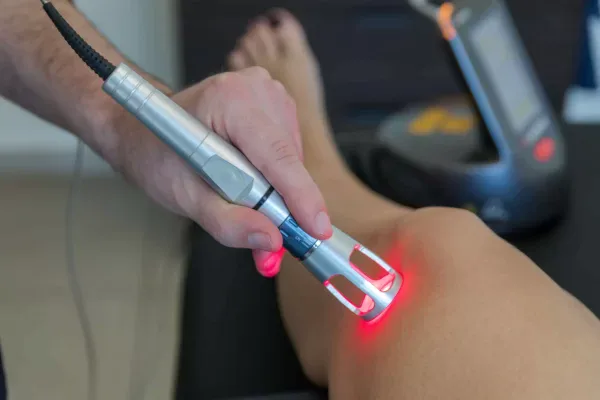 TRANSFORMASI KESEHATAN VASKULAR DENGAN LASER ENDOVENOUS EVLA UNTUK VARISES