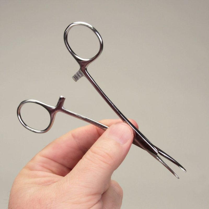 PERAN ALAT HAEMOSTATIC FORCEPS DALAM PROSEDUR MEDIS