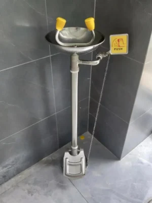kalibrasi ABS Anti-Corrosion Coating Vertical Eye Wash Station (With Foot Pedal)