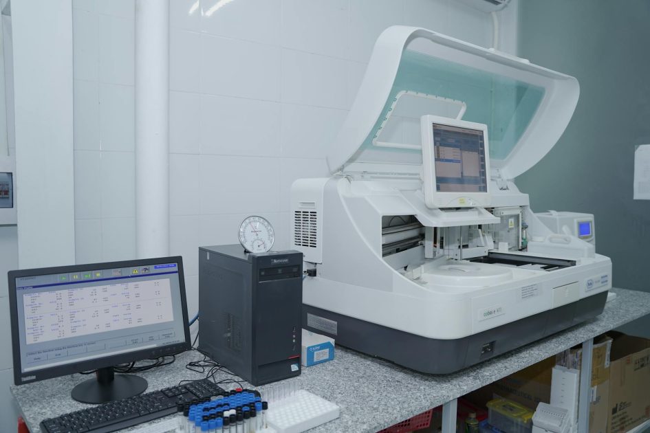 Alat Uji Kualitas Farmasi: 8 Jenis Wajib untuk Lab 2026 1 High-tech laboratory equipment with computer system in lab setting.