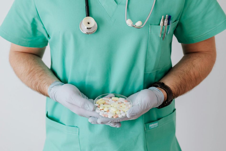 7 Cara Mengatasi Medical Shredder Macet dan Tips Pencegahannya 1 Unrecognizable male doctor wearing medical uniform and latex gloves holding Petri dish filled with assorted drugs while standing near white wall in hospital
