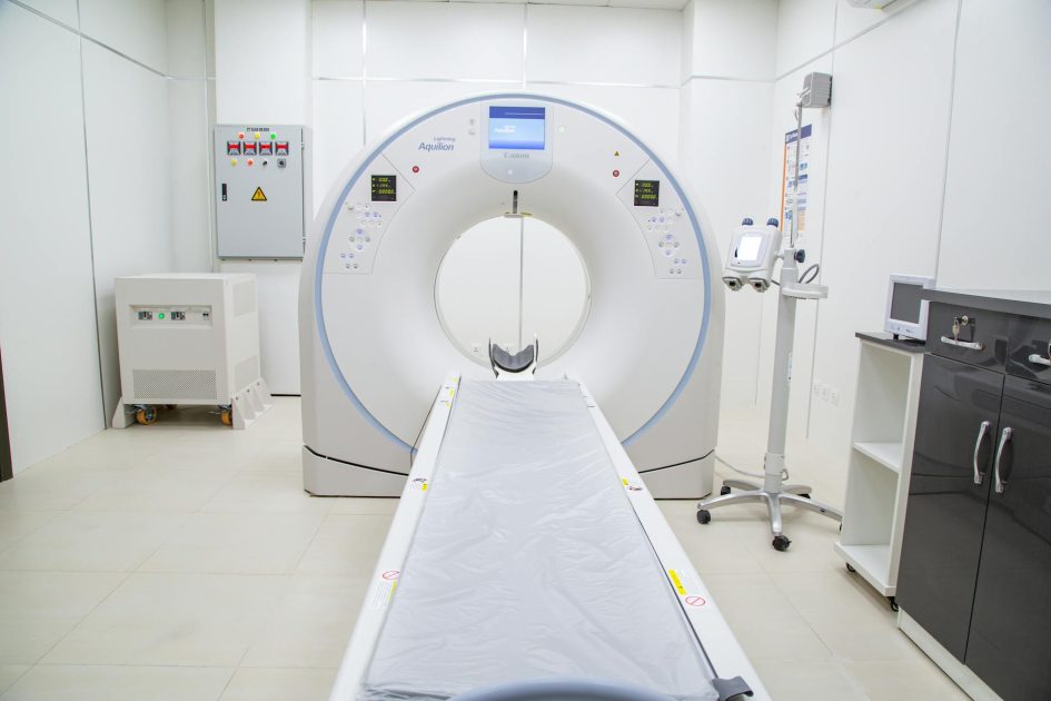 Cara Menggunakan NEUSOFT Multi-Slice CT Scanner System: Panduan Lengkap dan Kegunaan Klinis 1 CT scanner setup in a sterile hospital room, ready for medical imaging.