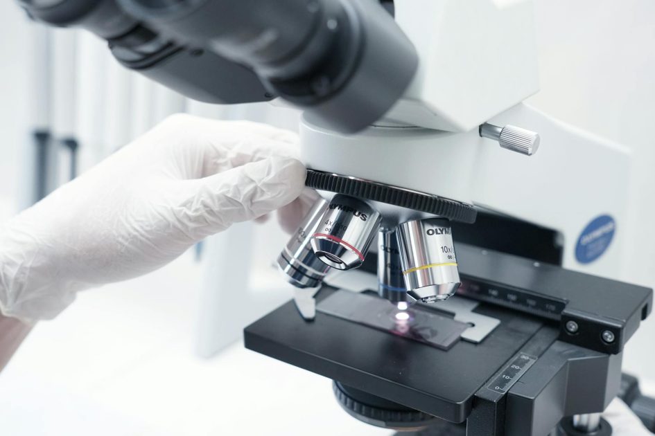 Kalibrasi Alat Laboratorium: Panduan Lengkap 2025 + 5 Tips 1 A detailed view of a microscope being used in a modern laboratory.