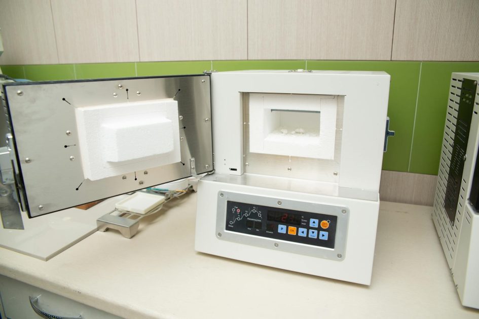 Panduan Lengkap Perawatan dan Kalibrasi Clear Air Oven untuk Hasil Optimal 1 Interior of modern light dental clinic with white thermal oven with dental implants inside