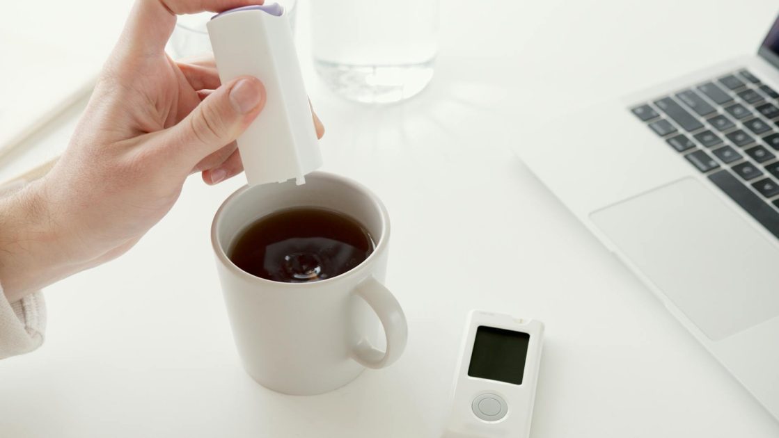 Peralatan Analisis Partikel: 7 Panduan Lengkap Memilih Terbaik 1 Close-up of a hand adding sweetener to coffee, ideal for diabetic care.