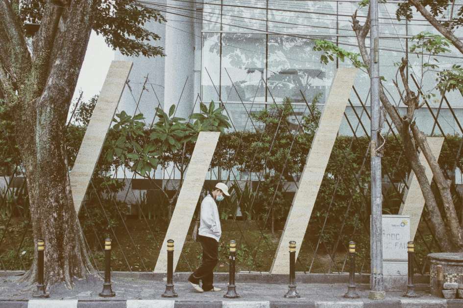 Ruang Pertumbuhan Tanaman Walk-In: Fungsi, Keunggulan, dan Cara Memilih 1 A man wearing a face mask walks past modern architecture in North Sumatra, Indonesia.
