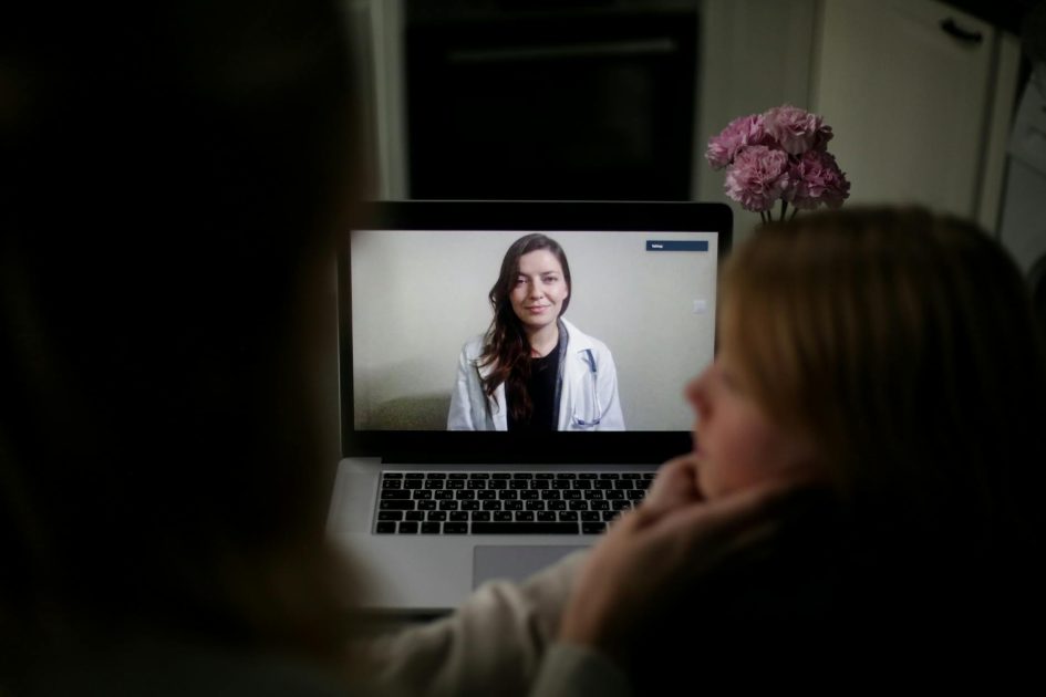 Video Hasil Cek Kesehatan Trump: 7 Pelajaran Penting 2025 1 A doctor appears on a laptop screen during an online medical consultation at home.