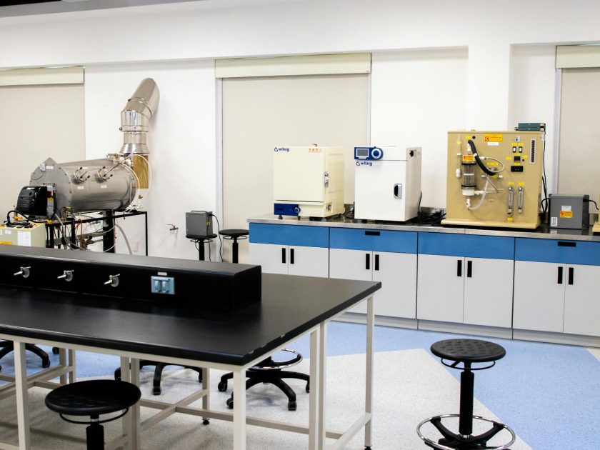 Cara Menggunakan 2D-Graphene CVD System: Panduan 2024 1 Interior view of a high-tech laboratory with cutting-edge equipment and furniture.