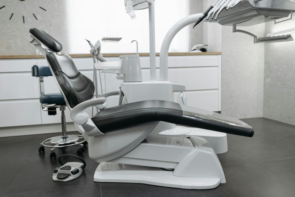 7 Keunggulan Dental Unit Chair Eurus Series 2024 1 A contemporary dental office with a sleek dental chair and equipment, perfect for healthcare themed needs.