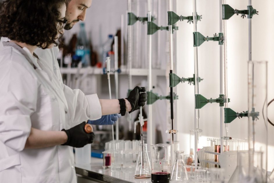 Aplikasi Electrochemical Workstation ZENNIUM E: Panduan Lengkap 2024 1 Scientists in lab coats work with test tubes in a modern laboratory.