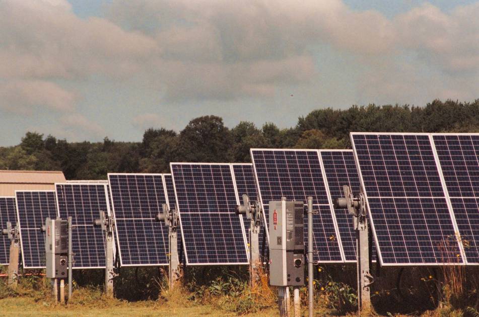 7 Kegunaan Electron Beam Evaporation System Terlengkap 1 Solar panels in a field generating clean, renewable energy on a sunny day.