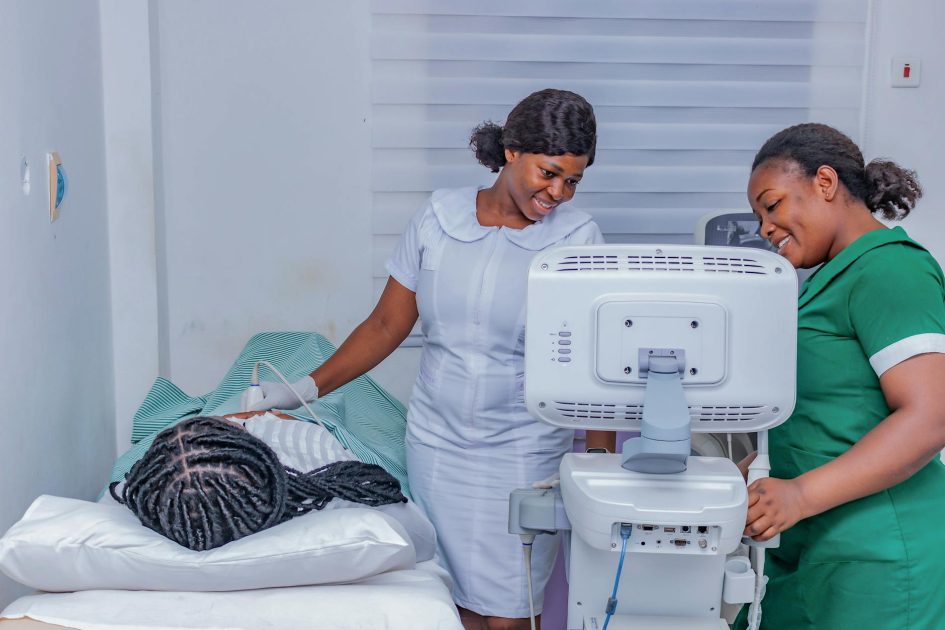 7 Kegunaan Women's Health Canon Medical untuk Wanita 1 Smiling healthcare professionals performing an ultrasound examination in a clinical setting.