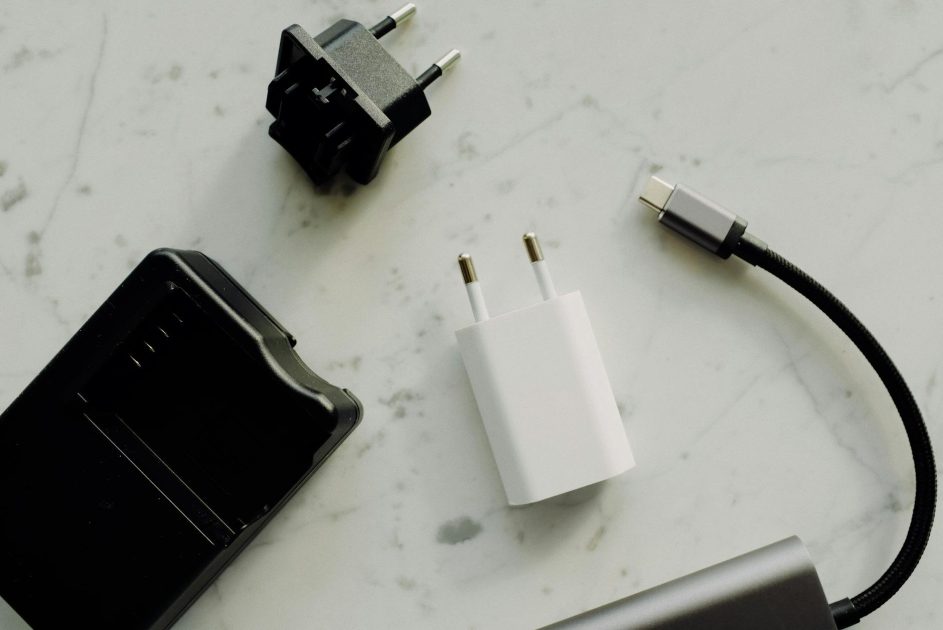 adaptor AC medis Sony AC-81MD - ready made Flat lay of electronic adapters and chargers on a marble background.