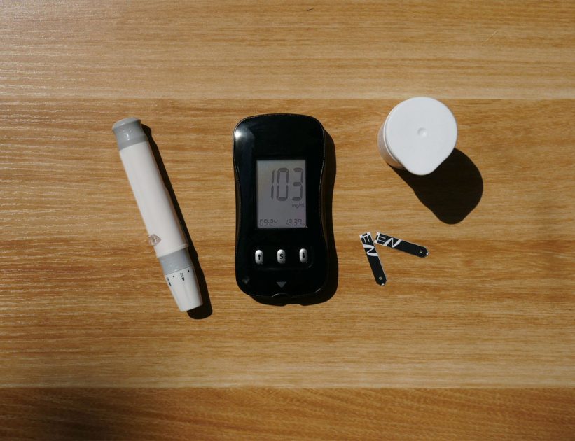 Alat Kesehatan Digital Terbaik 2026: 7 Pilihan untuk Keluarga 1 A diabetes testing kit with glucose meter, lancet pen, and test strips on a wooden surface.