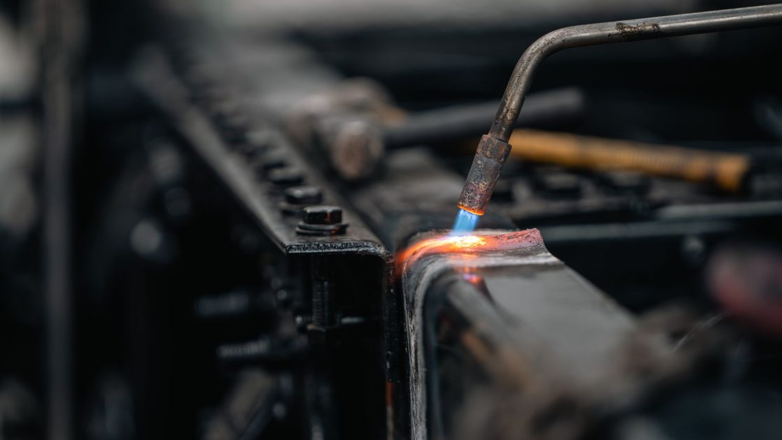 Cara Menggunakan Plasma System: Panduan Lengkap 2024 1 Detailed view of torch welding metal surface, featuring blue flame.