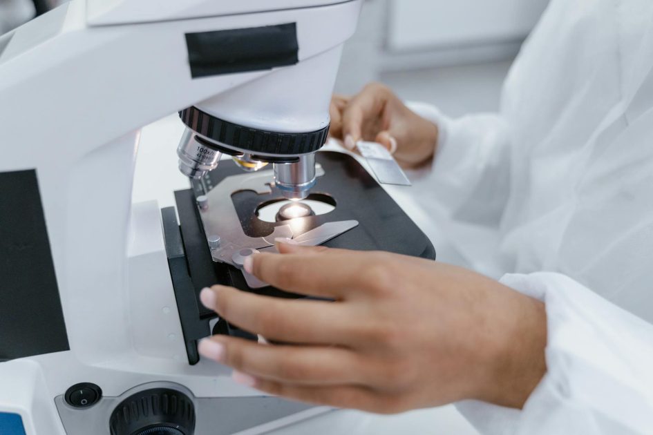 Cara Menggunakan qCell Q4: Panduan Lengkap 2024 1 Scientist in laboratory using a microscope for detailed sample analysis.