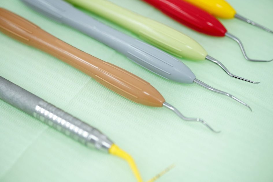 Dental Curettes & Handle: Panduan Lengkap 2024 1 Close-up of various colorful dental tools on a light green background, ideal for dental care visuals.
