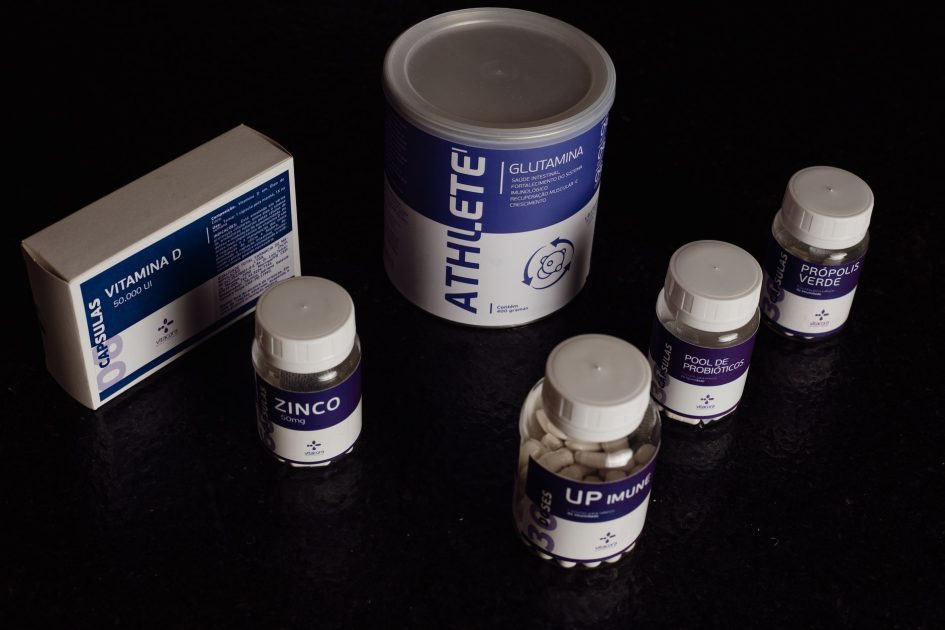 Diet Simpel ala Lamine Yamal: 7 Rahasia Nutrisi Atlet Elite 1 Close-up of a variety of nutritional supplements, vitamins, and probiotics.