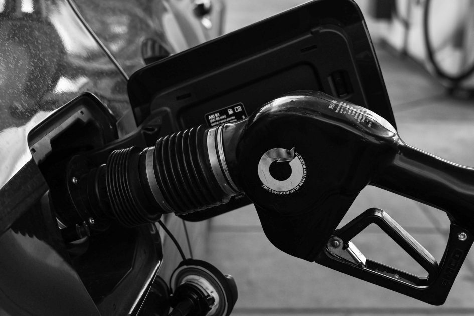 Gear Pump Mikrofluidik: 7 Kriteria Memilih untuk Lab 1 Detailed close-up of a refueling nozzle in monochrome at a gas station, highlighting the petrol filling process.