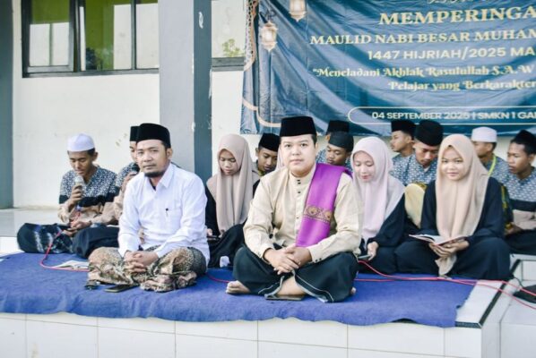 Group of people sitting on mats during an event.