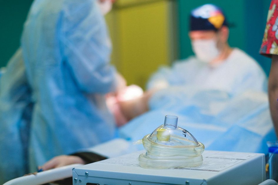 7 Alasan Perlunya Intubasi Endotrakeal & Prosedurnya 1 Medical team performing surgery in a sterile hospital operating room.