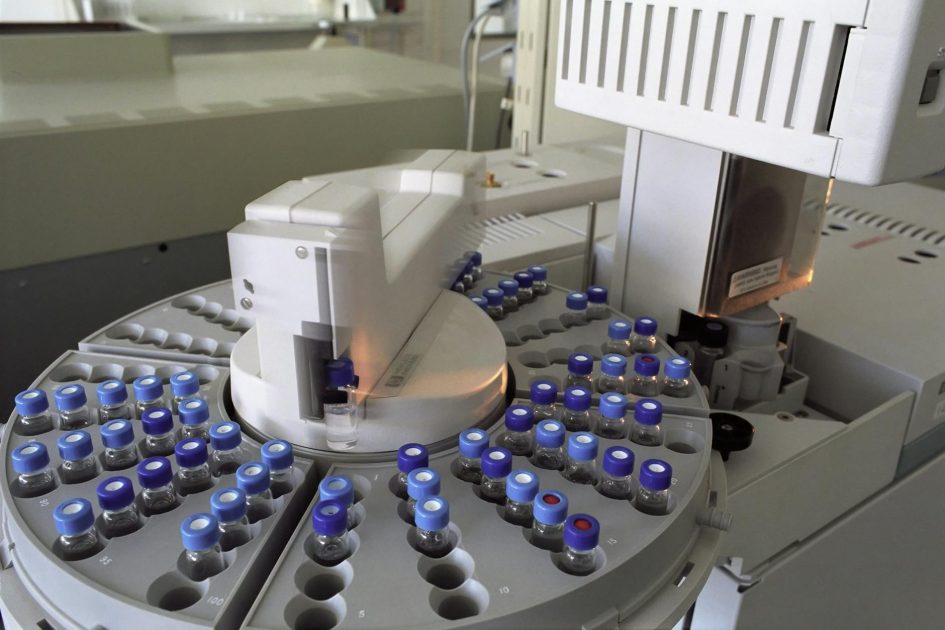 Kalibrasi Cathodoluminescence Spectroscopy Allalin: 7 Langkah Akurat 1 High-tech laboratory equipment with multiple vials in a scientific research facility.
