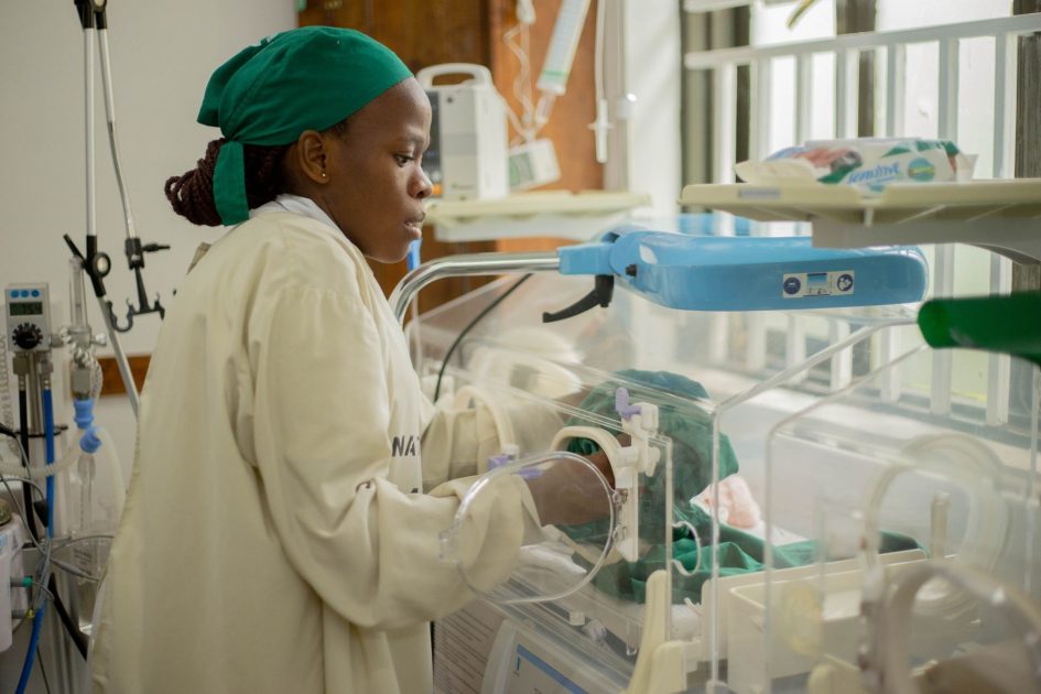 kalibrasi infant warmer - Speak Media Uganda A nurse tends to a newborn in an incubator, ensuring health and safety in a hospital setting.