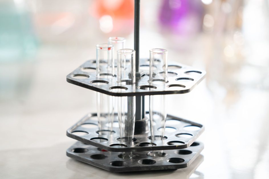 Kalibrasi Tissue Clearing Systems: 7 Langkah Optimal 1 Focused shot of empty test tubes in a lab holder, symbolizing scientific research.