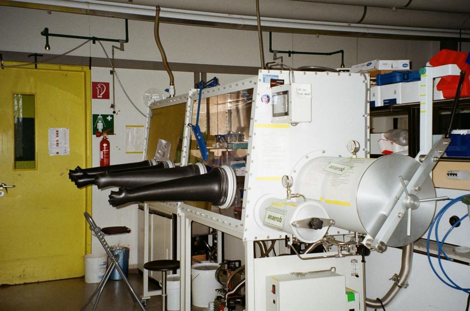 7 Langkah Kalibrasi Vacuum Glove Box System Tepat 1 An industrial laboratory setup featuring a glove box with safety equipment.