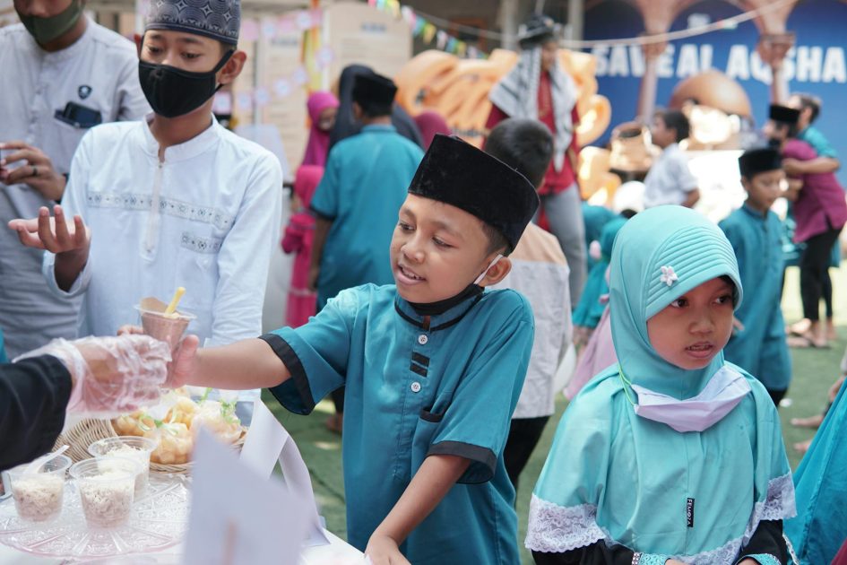 Keseruan Hari Terakhir Frisian Flag: 7 Tips Sehat Keluarga 1 Kids in traditional attire at a festive event in Yogyakarta, Indonesia.