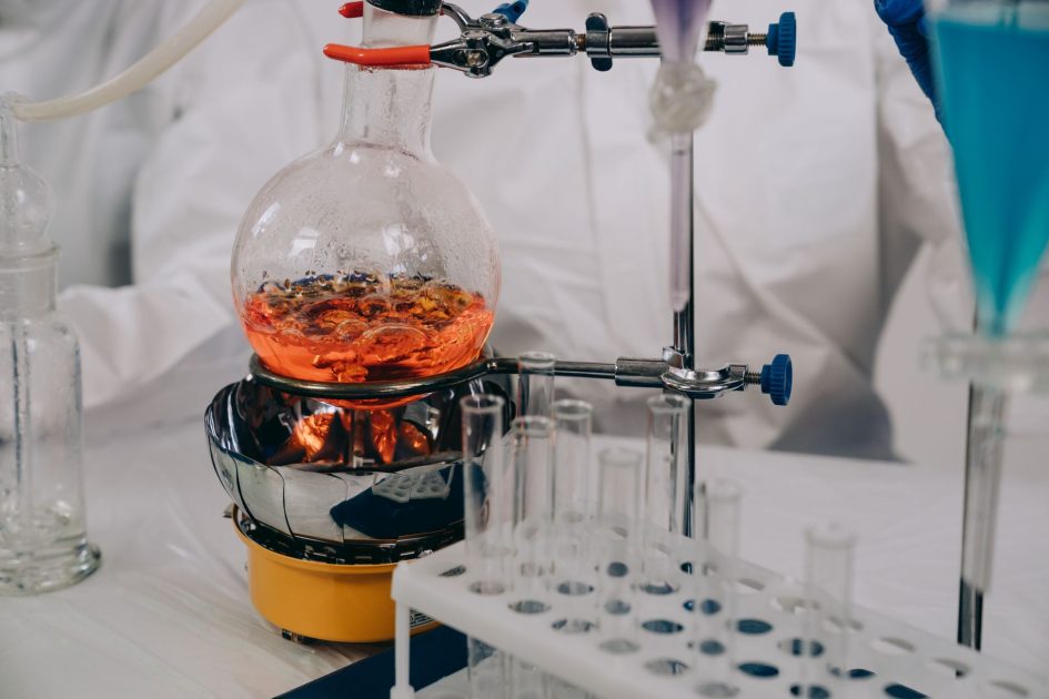 Laboratory Wall Mounted Shower: Panduan Lengkap 2024 1 A close-up view of chemistry lab equipment with flasks and vials during an experiment.