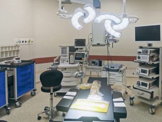 Well-equipped surgical operating room with modern surgical tools and lighting.