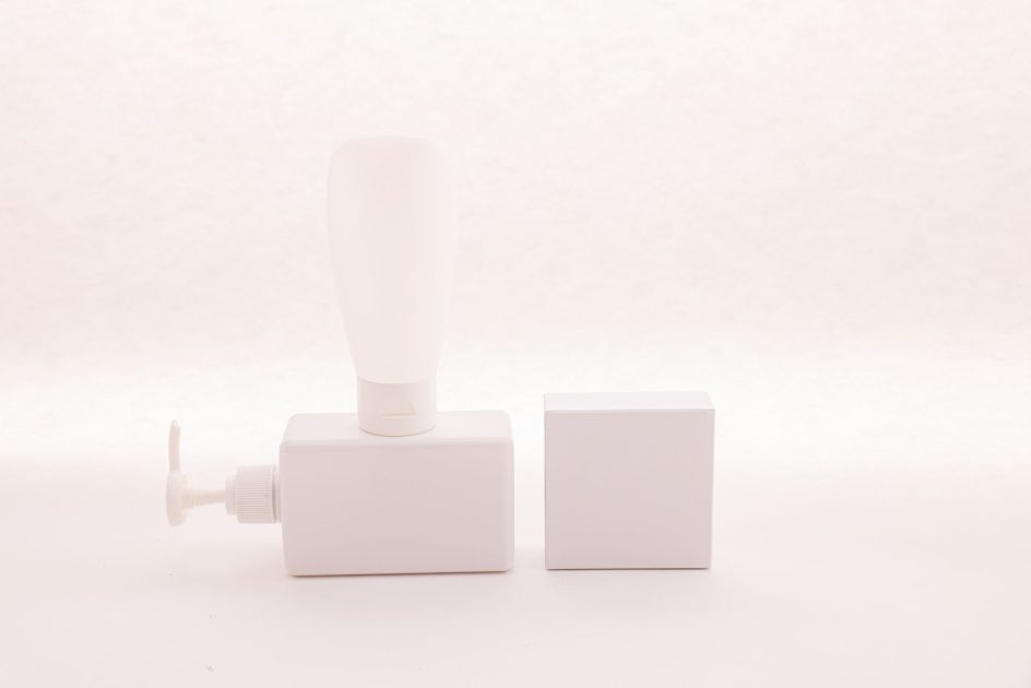 Simple white dispenser pump and box, ideal for skincare or cosmetic branding.