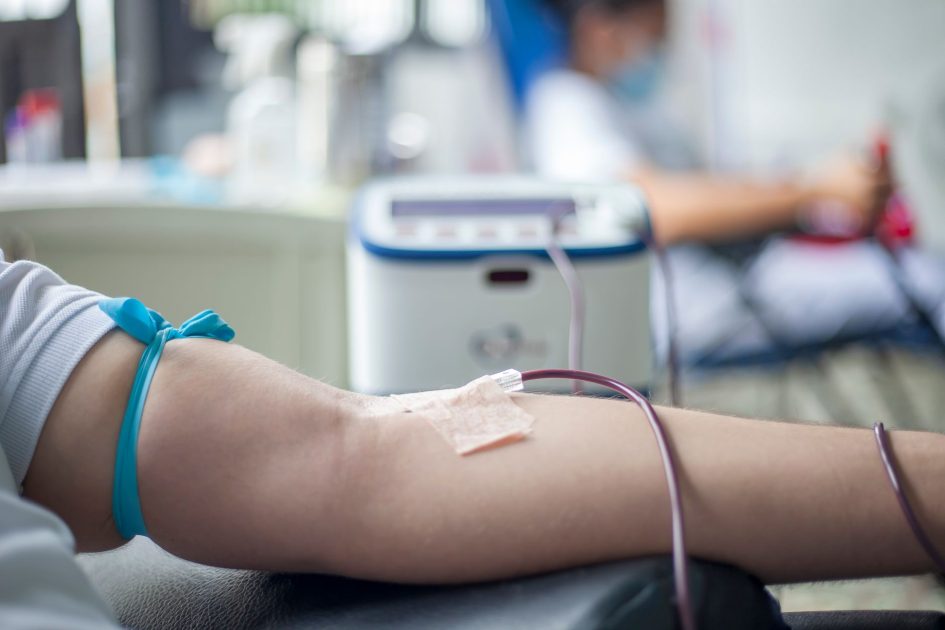 Petugas PPSU Ikut Donor Darah: 7 Panduan Lengkap & Manfaatnya 1 A detailed close-up of an arm during the blood donation process in a medical setting.