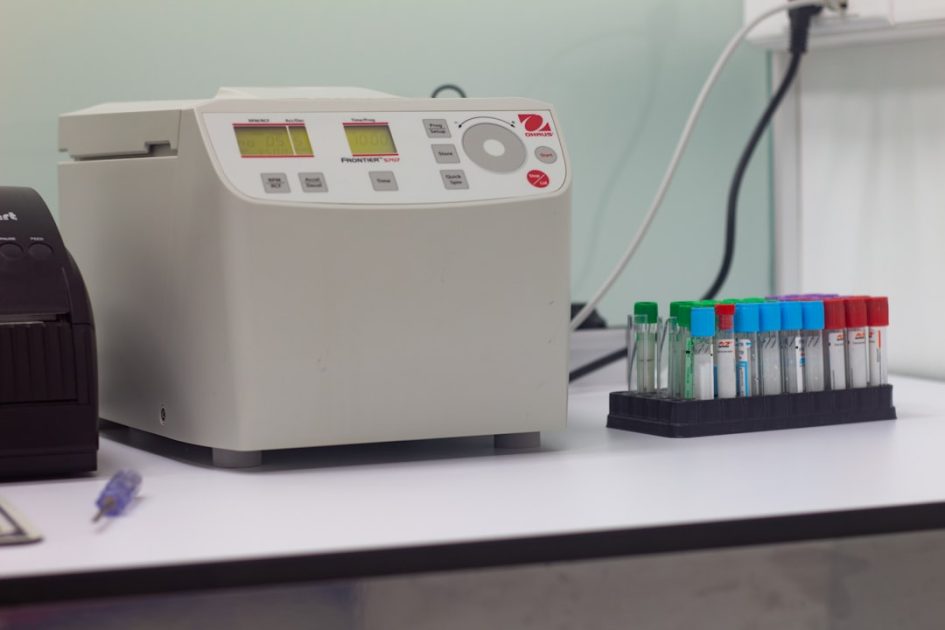 Planetary Centrifugal Mixer: 7 Kriteria Pilih Model Terbaik 1 a white electronic device with a screen and buttons on a white surface
