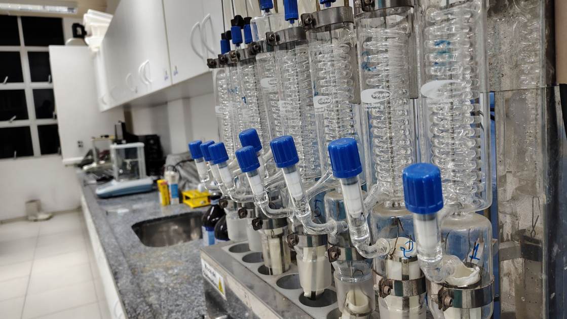 refrigerated circulator laboratorium - Kleison Leopoldino Image of a laboratory setup with glass condensers and lab equipment on the countertop.