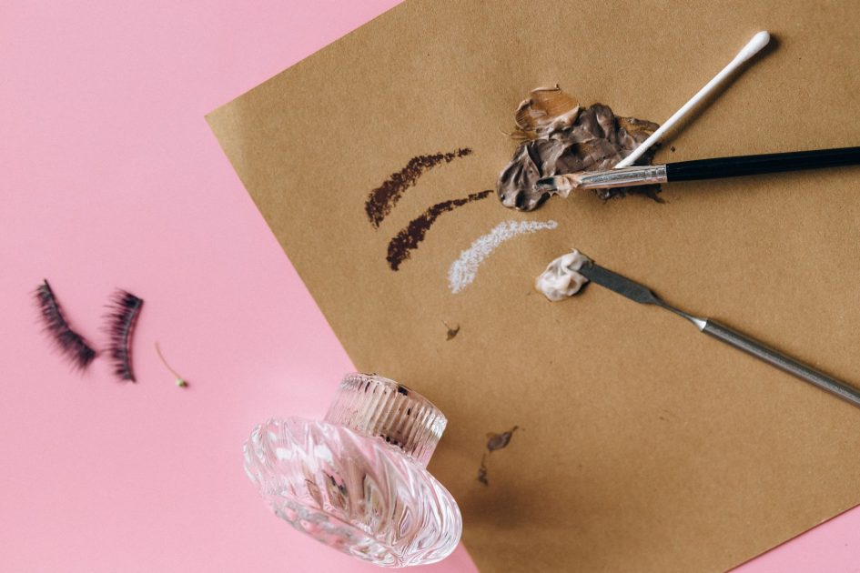 Sikat Aplikator Mikro: 10+ Kegunaan & Cara Pakai (2024) 1 Flat lay of makeup tools with brushes and eyelashes on pink.