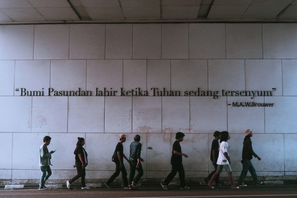 Tak Hanya Lelah, Gejala Perubahan Hormon Pria: 8 Tanda Penting 1 people walking on the street