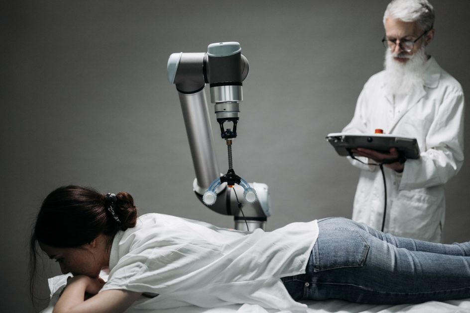AI Mudahkan Tenaga Kesehatan Skrining: 7 Panduan Praktis 2024 1 A woman receives a robotic massage as a scientist monitors, showcasing modern technology.