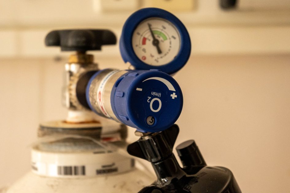 BPOM Siap Kawal Koperasi Merah: 7 Langkah Perizinan 2025 1 Detailed view of an oxygen tank with a pressure gauge, showcasing medical equipment usage.