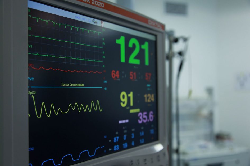 Catat Takaran Kopi Paling Ideal: Panduan Lengkap 2025 1 Close-up view of a vital signs monitor showing various medical readings in a hospital setting.