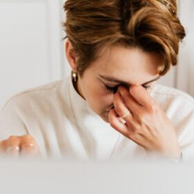 Cemas Sering Baca Berita Buruk? 7 Tips Jaga Kesehatan Mental
