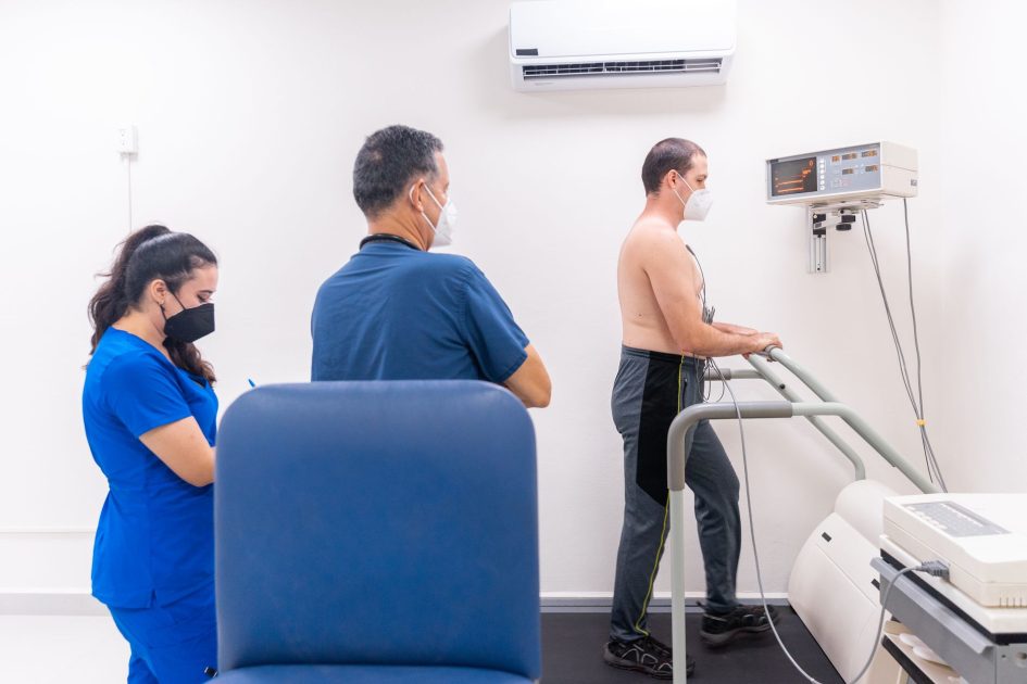Cerita Pria Tangsel Harus Batasi Aktivitas: Panduan Lengkap Pasca Ring Jantung 1 Patient undergoing a cardiac stress test in a medical clinic with a healthcare team.