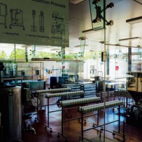 Alat Pelindung Diri Laboratorium: Panduan Lengkap 2025 5 Fasilitas Manufaktur Alat Kesehatan Bertujuan: 7 Standar Global