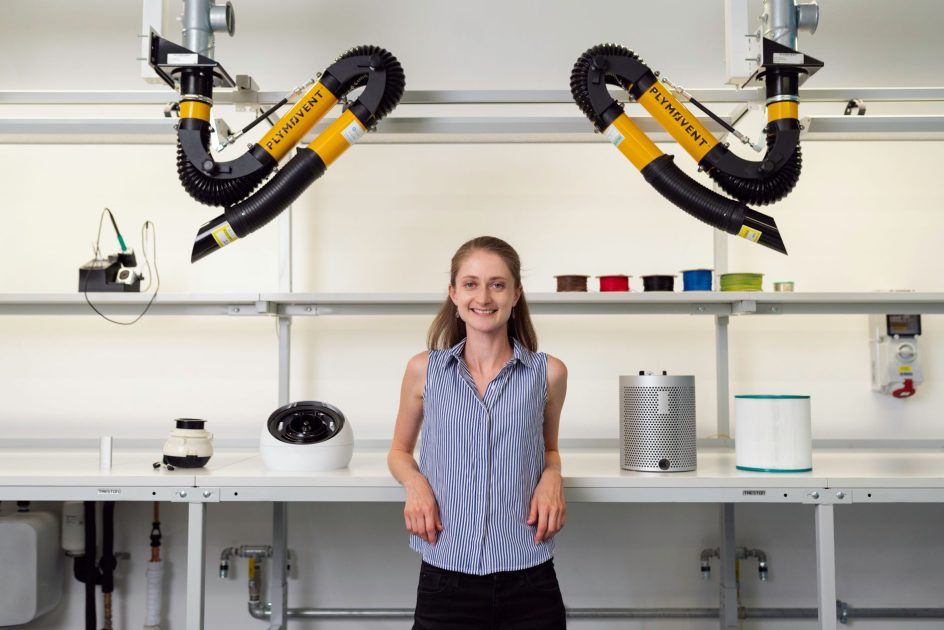 Fume Hood Ductless vs Ducted: ROI & Efisiensi 5 Tahun 1 A female engineer smiling in a modern laboratory with advanced equipment and machinery.