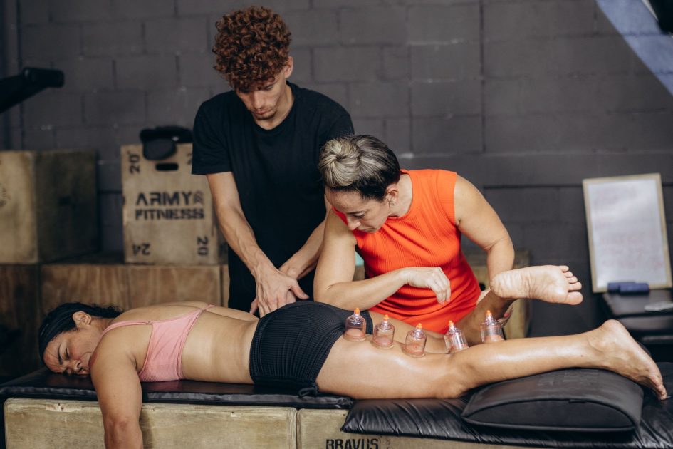 Ikut 6 Edisi Piala Dunia: Rahasia Kesehatan Atlet Juara 1 A group session of cupping therapy in a gym, focusing on recovery and rehabilitation.