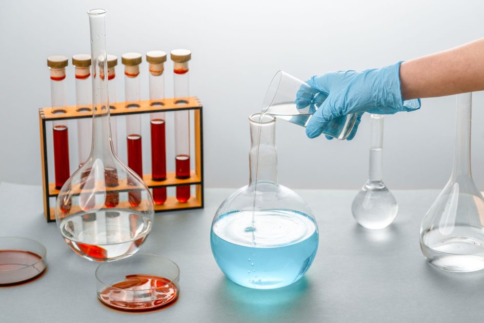 Planetary Centrifugal Mixer vs Conventional Mixer Farmasi: Panduan Lengkap 2026 1 Close-up of scientist pouring liquid into a flask in a laboratory setting
