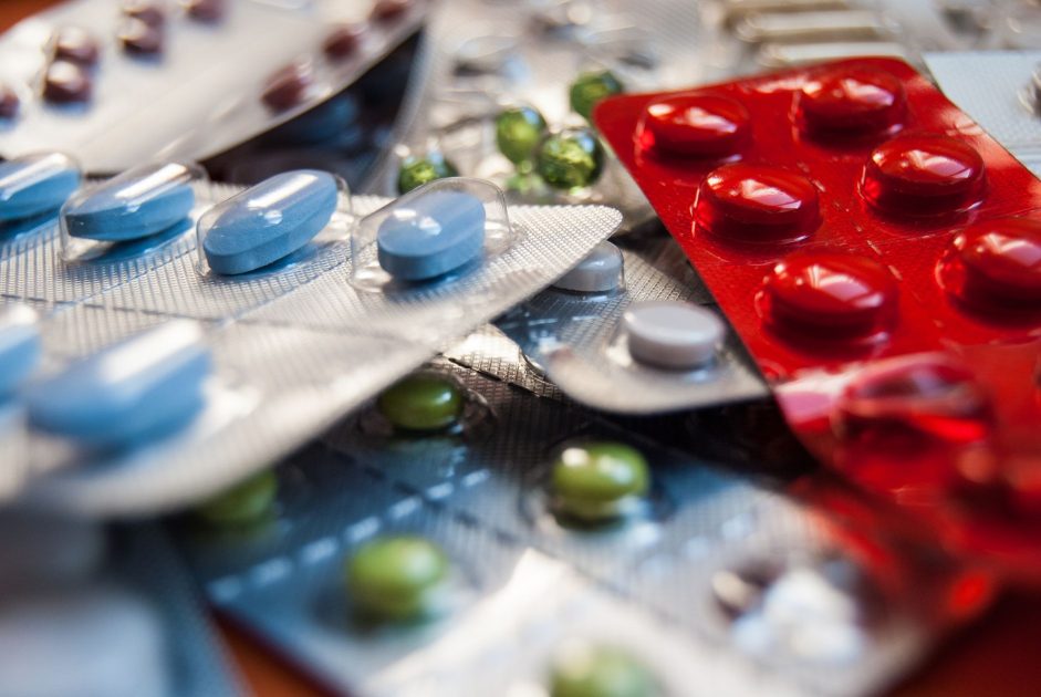 Ramai Temuan Lebih 200 Ribu Produk Palsu: Panduan Penting 1 Close-up of various colored medication pills in blister packs.