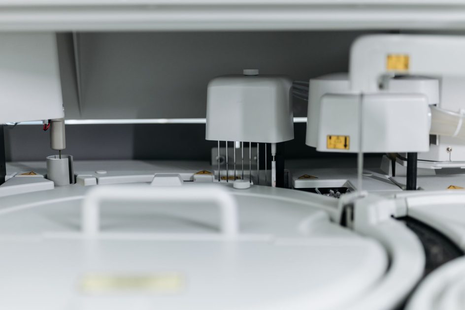 Registrasi Alat Lab Kemenkes: 5 Fase + Timeline Biaya 2024 1 Detailed view of cutting-edge laboratory machinery for scientific analysis.